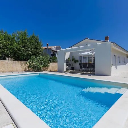 Noce By Interhome קרניצה