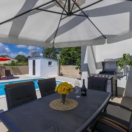 Noce By Interhome 크르니카