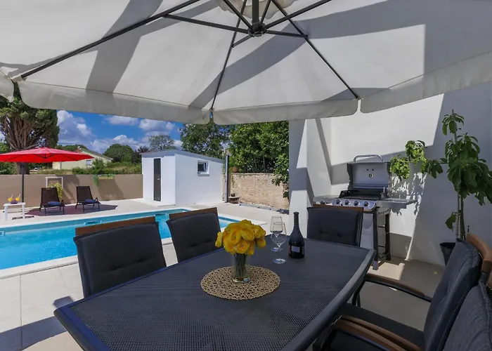 Noce By Interhome 크르니카