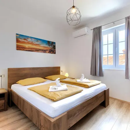 Noce By Interhome Vikendica *