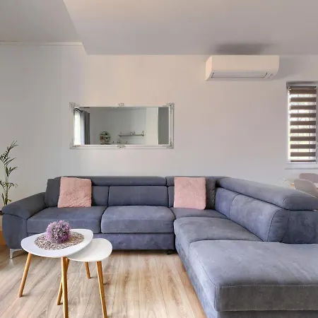 Noce By Interhome Vikendica