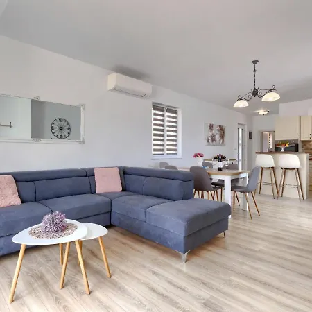 Noce By Interhome Vikendica Krnica